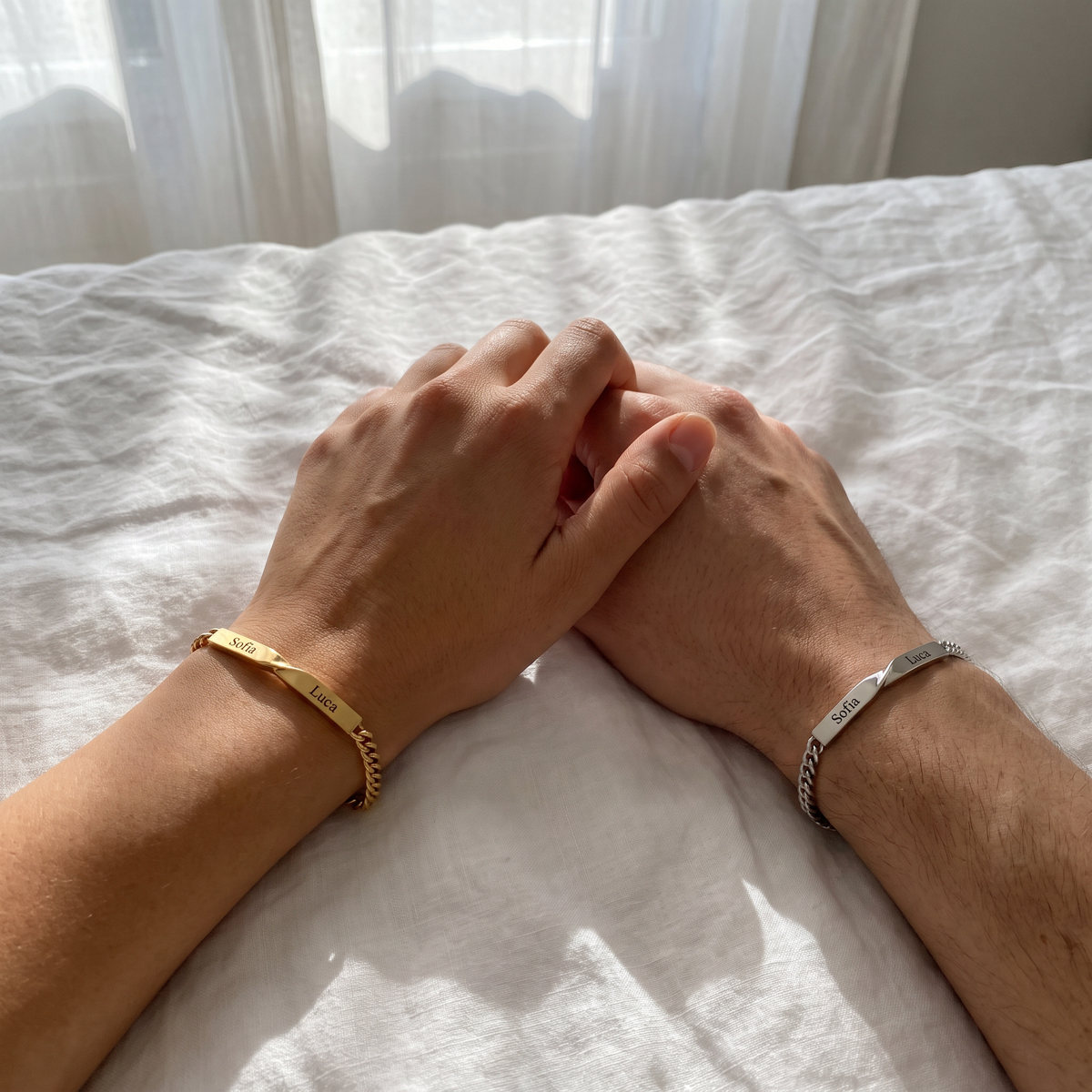 Mano nella mano con i bracciali incisi